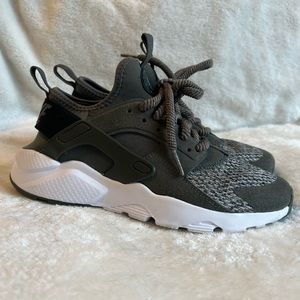 Nike Huarache Run Ultra SE Kids Size 5